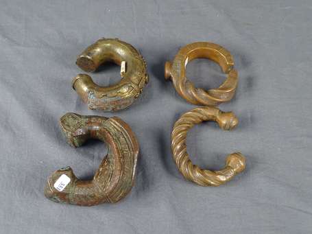 Quatre anciens bracelets en bronze et cuivre rouge