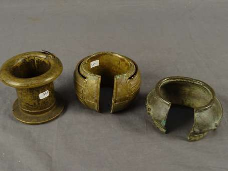 Trois anciens bracelets en bronze. D 10 à 12 cm. 