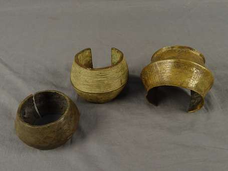 Trois anciens bracelets en bronze. Afrique de 
