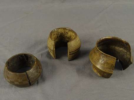 Trois anciens bracelets en bronze. Afrique de 