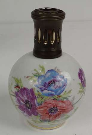 LIMOGES - Lampe Berger en porcelaine par Charles 