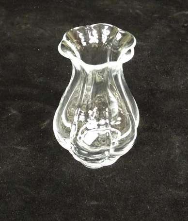 Vase gobelet sur pied en cristal moulé de 