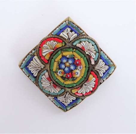 Broche losangique à décor floral dans un 