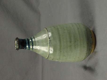 Vase balustre à col étroit en grès bleuté. H. 23 