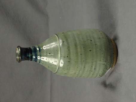 Vase balustre à col étroit en grès bleuté. H. 23 