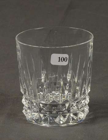 Suite de 10 verres à whisky en verre cristallin 