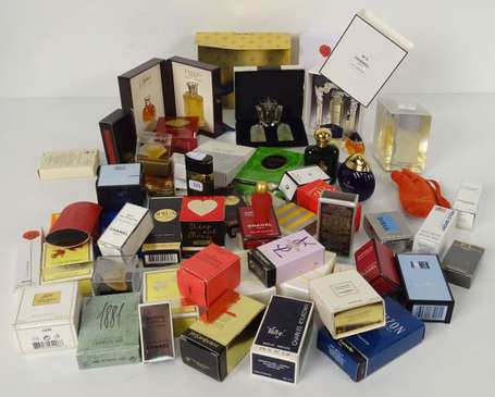 60 miniatures de parfum dont Chanel, Yves Saint 