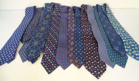 Lot de 14 cravates en soie HERMES et SALVATORE 