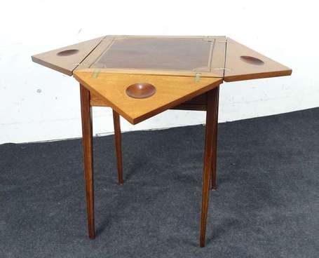 Table à jeux En acajou à filets de bois de rose, 