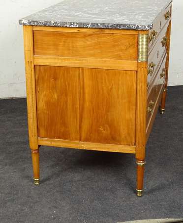 Commode en noyer et placage de noyer, elle ouvre 