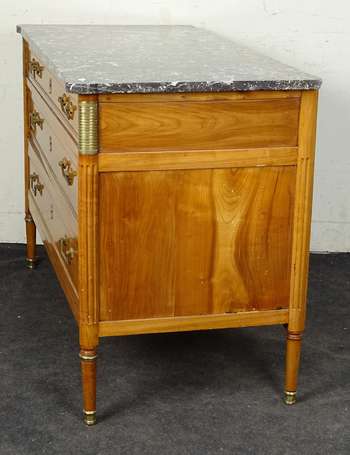 Commode en noyer et placage de noyer, elle ouvre 