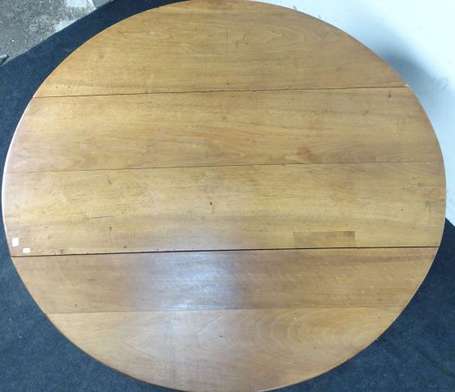 Table à volets en bois fruitier, elle repose par 
