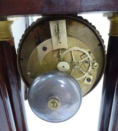 Pendule portique en placage d'acajou, le cadran 