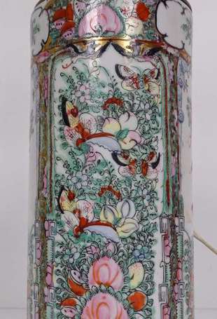 CHINE. Vase rouleau en porcelaine polychrome, 