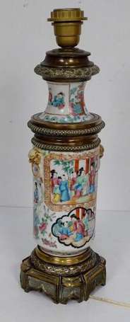 CHINE Vase rouleau en porcelaine polychrome, décor