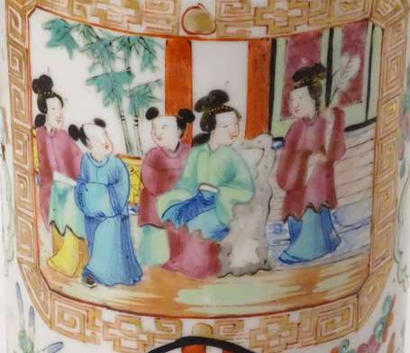 CHINE Vase rouleau en porcelaine polychrome, décor