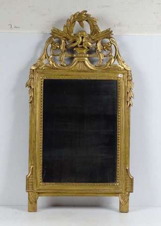 Miroir. Le cadre de bois doré au fronton sculpté 