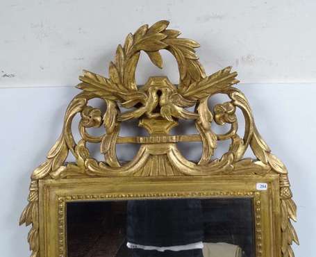 Miroir. Le cadre de bois doré au fronton sculpté 