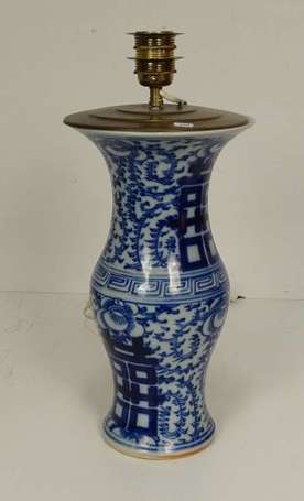 CHINE Vase rouleau en porcelaine, décor de fleurs 