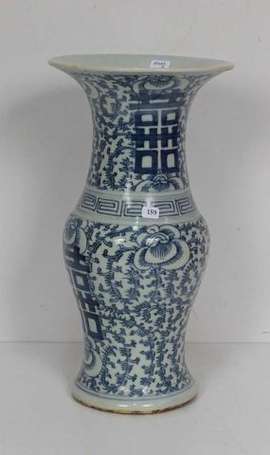 CHINE Vase rouleau en porcelaine, décor de fleurs 