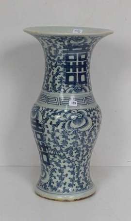 CHINE Vase rouleau en porcelaine, décor de fleurs 