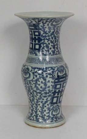 CHINE Vase rouleau en porcelaine, décor de fleurs 