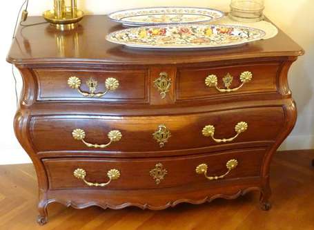 Commode tombeau En acajou mouluré, elle ouvre par 