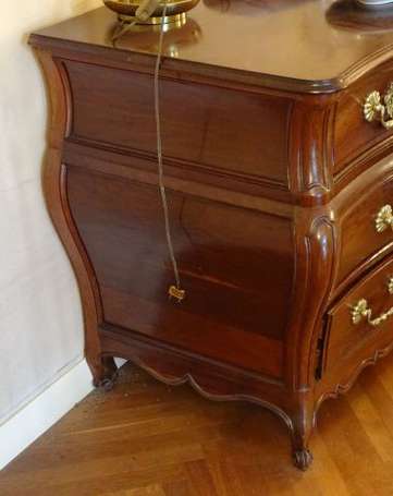 Commode tombeau En acajou mouluré, elle ouvre par 