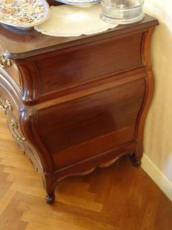 Commode tombeau En acajou mouluré, elle ouvre par 