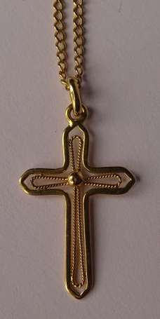 Pendentif croix filigranée et sa chaîne en or 