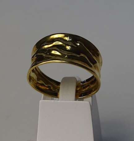 Bague jonc en or jaune 18K (750°/00) martelé. P. :