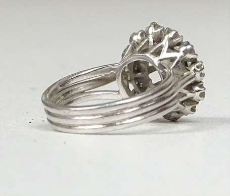 Bague fleur en platine (950°/00) sertie de 