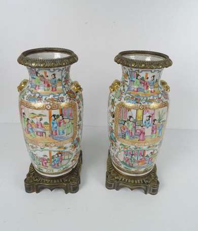 CANTON Paire de vases en porcelaine à décor 