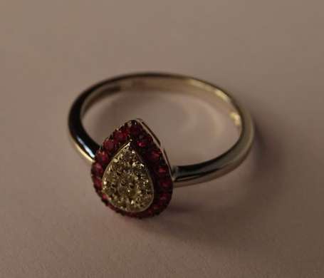 Bague poire en or gris 18K (750°/00) pavée au 