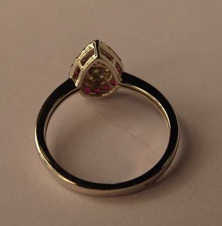 Bague poire en or gris 18K (750°/00) pavée au 