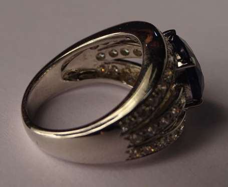 Bague composée de trois anneaux réunis en or blanc