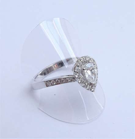 Bague en or blanc 18K (750°/00) en forme de goutte