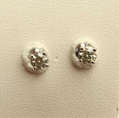 Paire de puces d'oreilles en or blanc 18K 