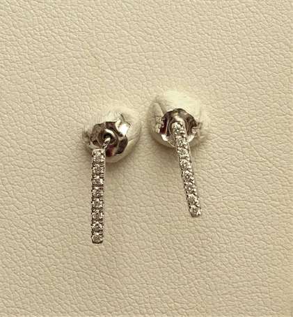 Paire de boucles d'oreilles en or blanc 18K 