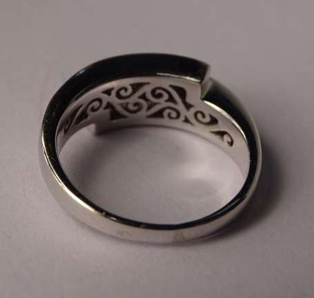 Bague jonc décalé en or gris 18K (750°/00) ornée 