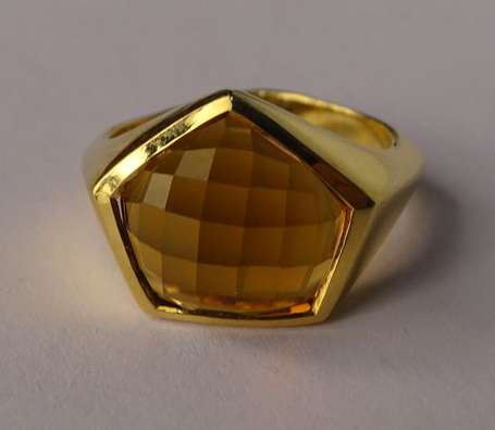 Bague moderniste en or jaune 18K (750°/00) sertie 