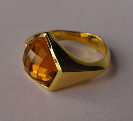 Bague moderniste en or jaune 18K (750°/00) sertie 