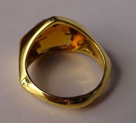 Bague moderniste en or jaune 18K (750°/00) sertie 