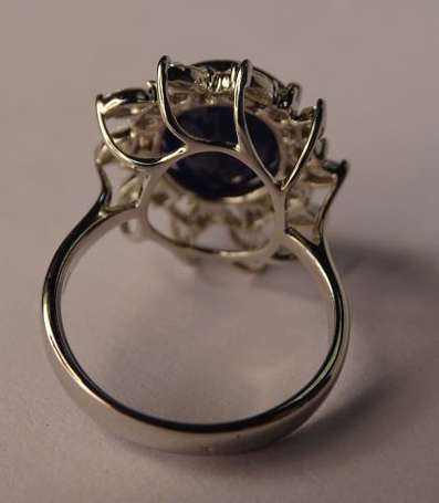 Bague fleur en or gris 18K (750°/00) sertie d'un 