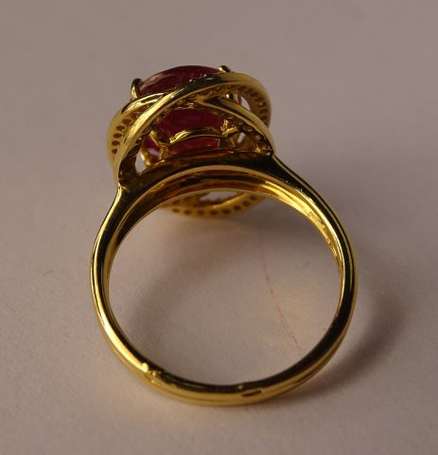 Bague ellipse en or jaune 18K (750/00) ornée d'un 