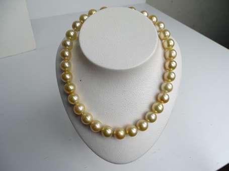 Collier de perles de culture rondes de couleur 