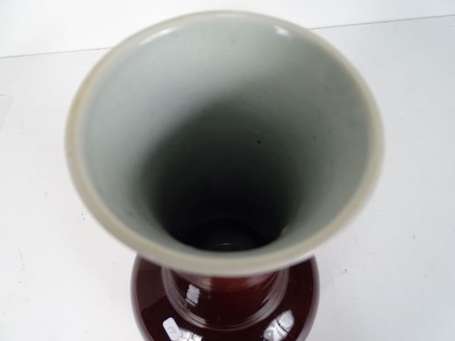 CHINE - Vase bouteille à haut col en porcelaine 