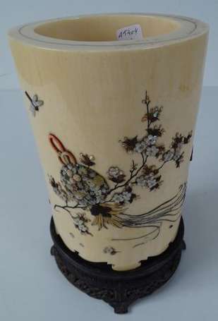JAPON - Vase tube en ivoire incrusté de 