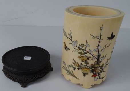 JAPON - Vase tube en ivoire incrusté de 