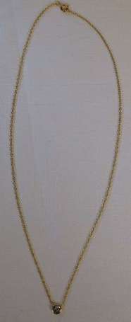 Collier en or jaune 18K (750°/) retenant en son 